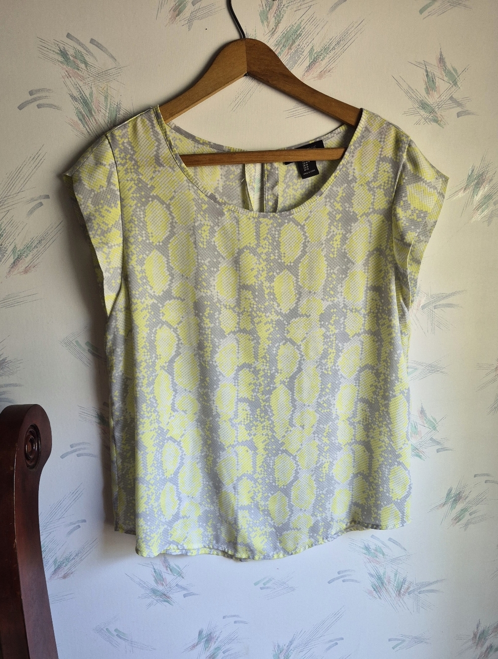 Rachel Zoe Yellow Gray Snakeskin Print Blouse Short Sleeve Medium